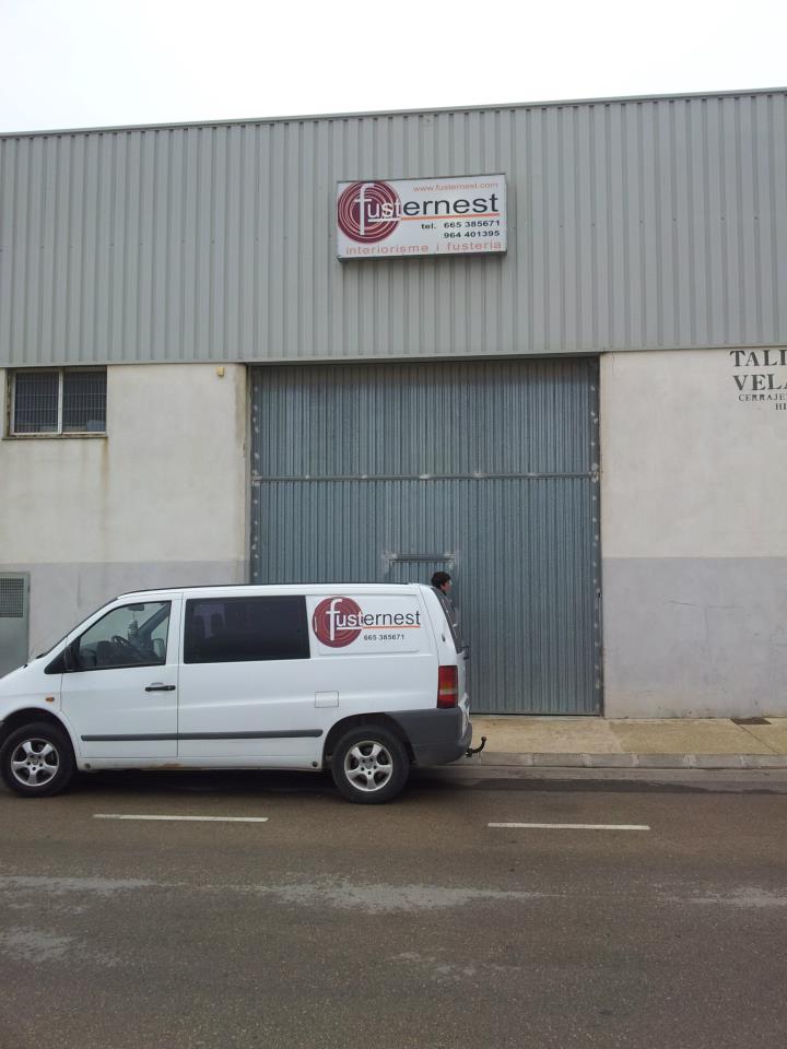Equipo y furgoneta de Fusternest