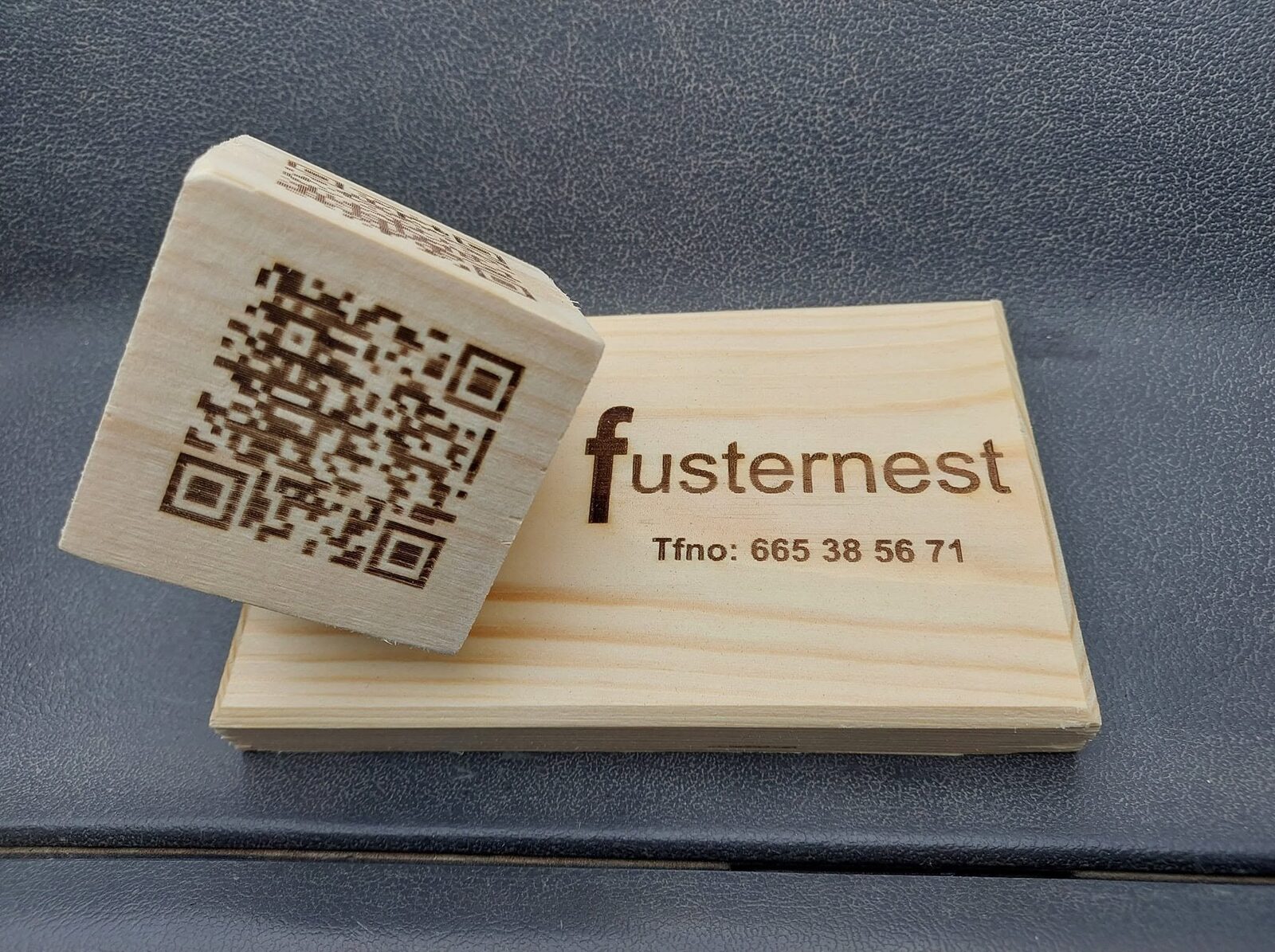 Sello de madera grabado a láser con el QR y el anagrama de Fusternest